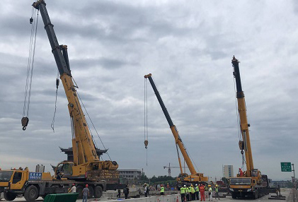 公司承建成樂(lè )高速擴容項目眉州大道中橋梁板拆除施工正式開(kāi)始