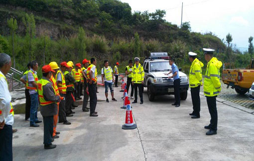 養護分公司承建泥巴山隧道路面改造項目開(kāi)展安全教育培訓