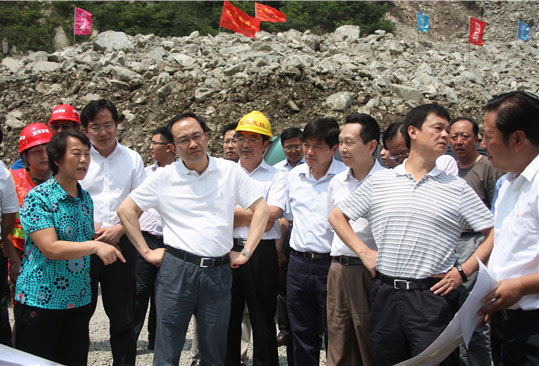 王寧副省長(cháng)視察公司都汶高速公路福堂隧道搶險工作