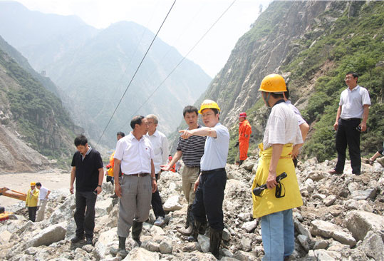 省交通運輸廳彭琳廳長(cháng)視察公司都汶高速公路抗洪搶險工作