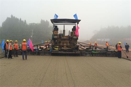 公司遂西SX1-LM2項目部完成試驗路段路面工程水穩底基層和級配碎石墊層鋪筑