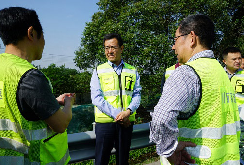 集團公司總經(jīng)理馮文生赴公司交綠分公司承建繞城高速病害整治工程現場(chǎng)調研指導工作