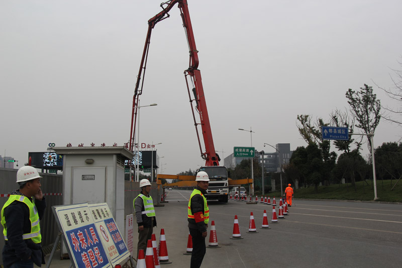 省交投集團董事長(cháng)朱以莊檢查指導建設公司繞城收費站BFGZ-1合同段改造工程工作