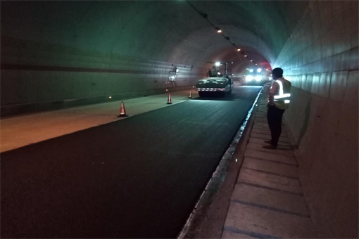 巴達高速高家嶺隧道上行超車(chē)道路面黑化處治工程順利完工