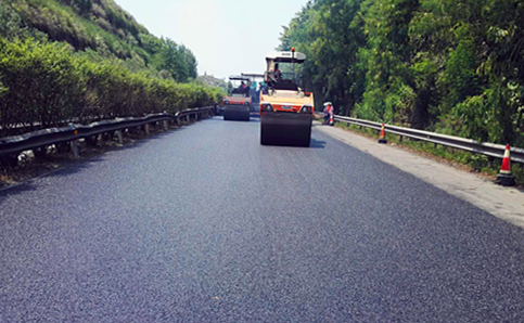 達渝高速公路路面病害整治工程SMA-13罩面正式進(jìn)場(chǎng)施工
