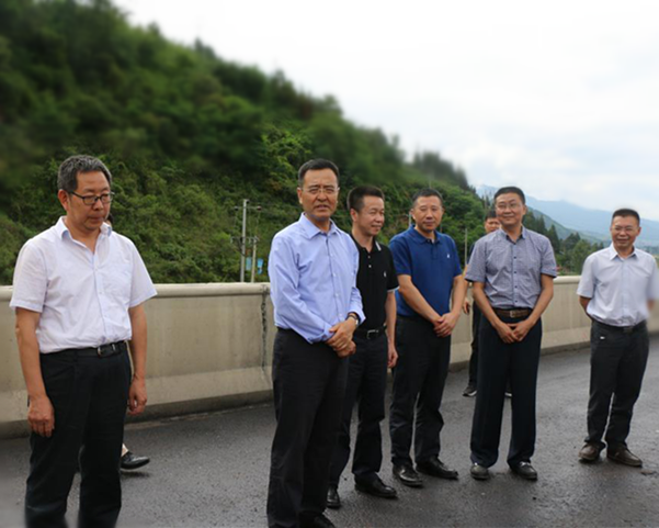 集團公司總經(jīng)理馮文生一行赴   瀘黃路試驗段路面施工項目調研