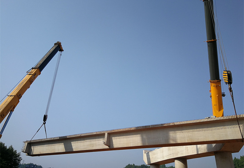 嬌子大道西延線(xiàn)建設項目首榀預制小箱梁吊裝成功