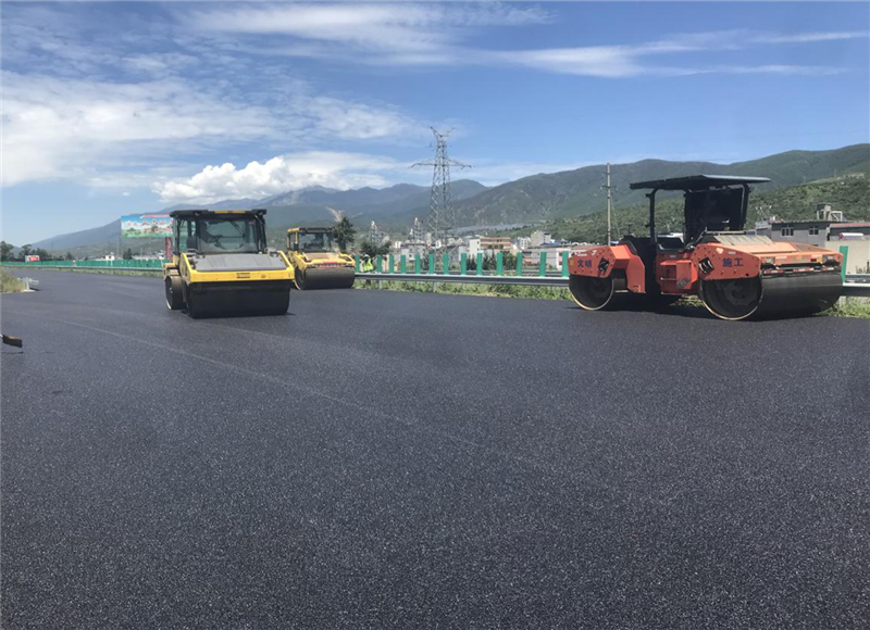 公司承建瀘黃高速公路加寬改造試驗段主線(xiàn)瀝青路面上面層全線(xiàn)貫通
