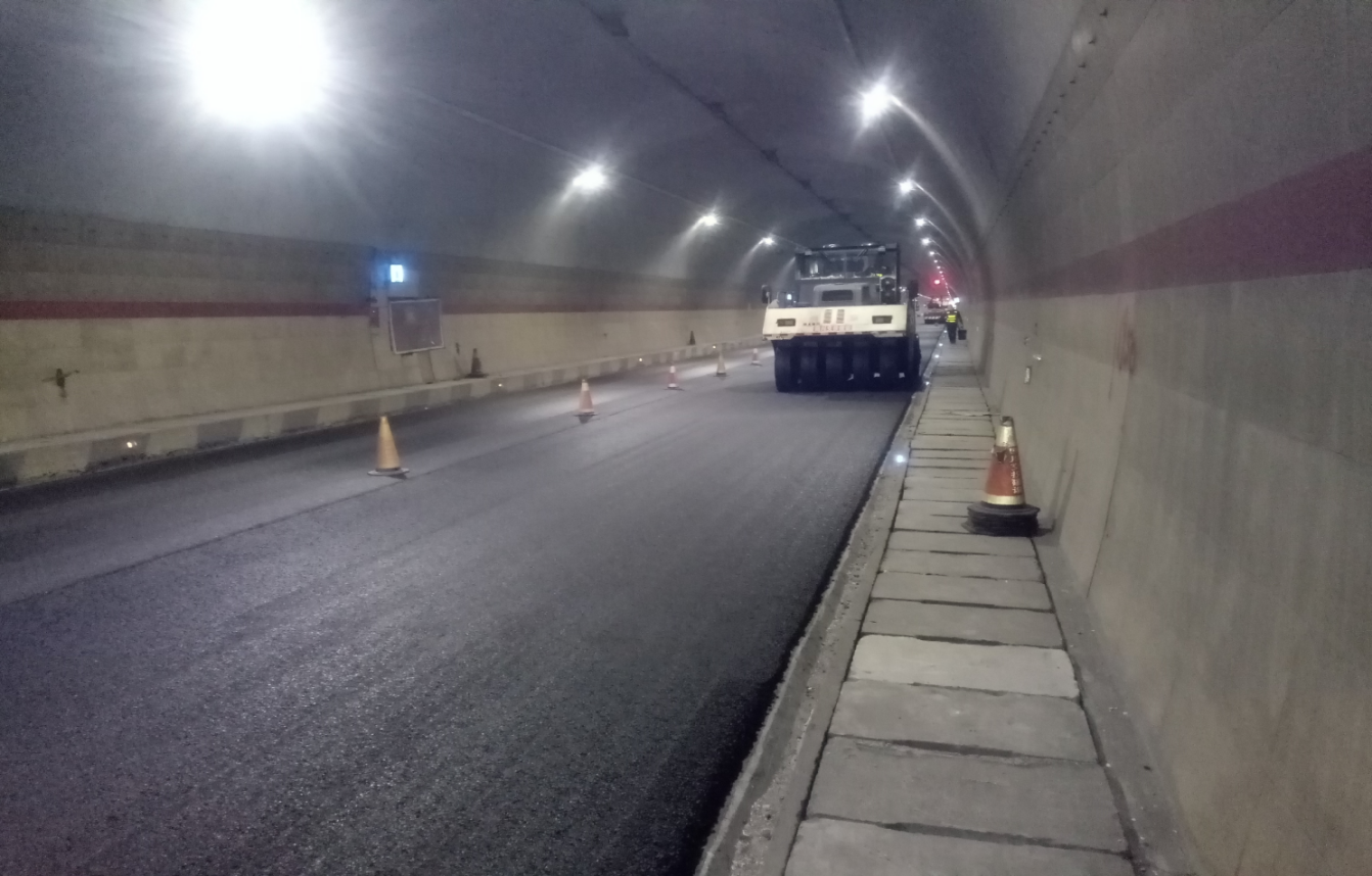 巴達高速全線(xiàn)八座隧道水泥混凝土路面黑化處治工程順利完工