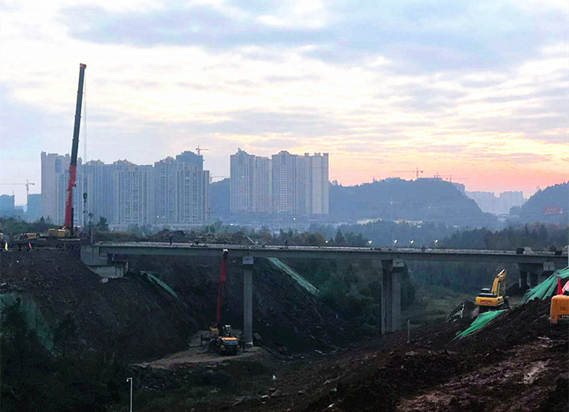 巴南高速公路恩陽(yáng)服務(wù)區道路工程預應力砼簡(jiǎn)支小箱梁全部架設完成