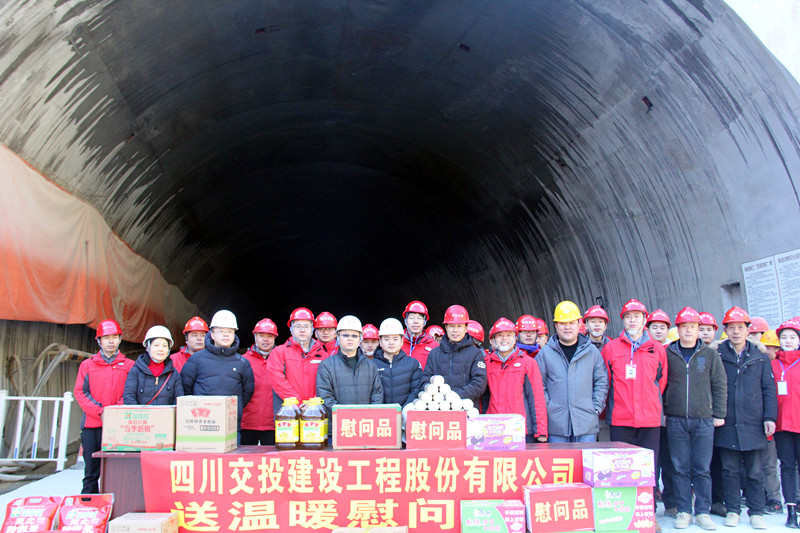 寒冬驅寒送暖 情系施工一線(xiàn) ——公司工會(huì )主席鄭植赴施工現場(chǎng)進(jìn)行節前慰問(wèn)