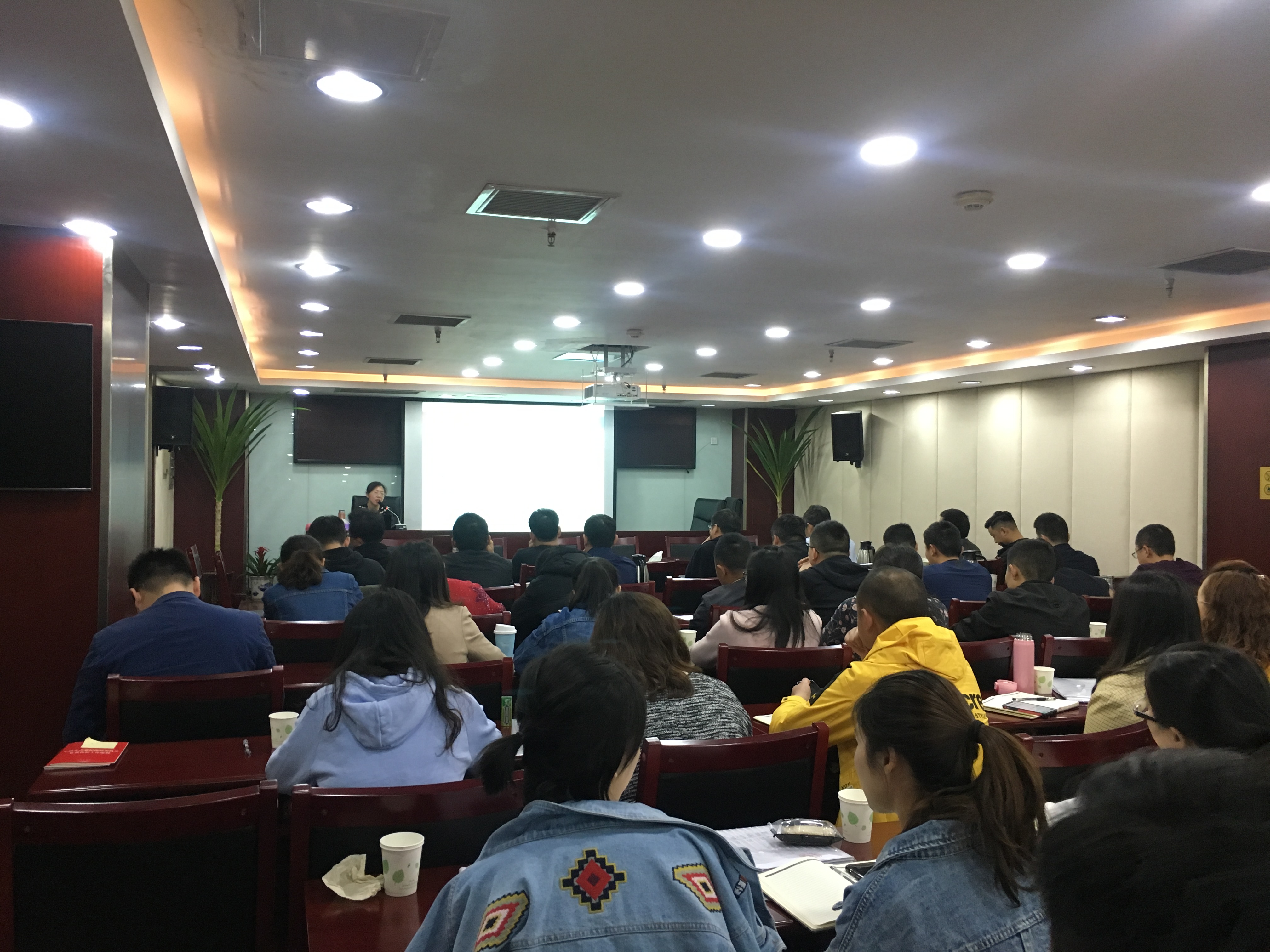 強化風(fēng)險防控 助推依法治企 ——公司組織開(kāi)展法律培訓