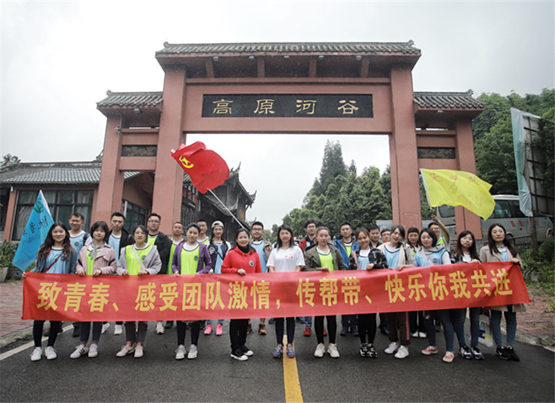 傳承五四精神 爭當時(shí)代青年—路面分公司舉行拜師學(xué)藝及青年聯(lián)誼活動(dòng)