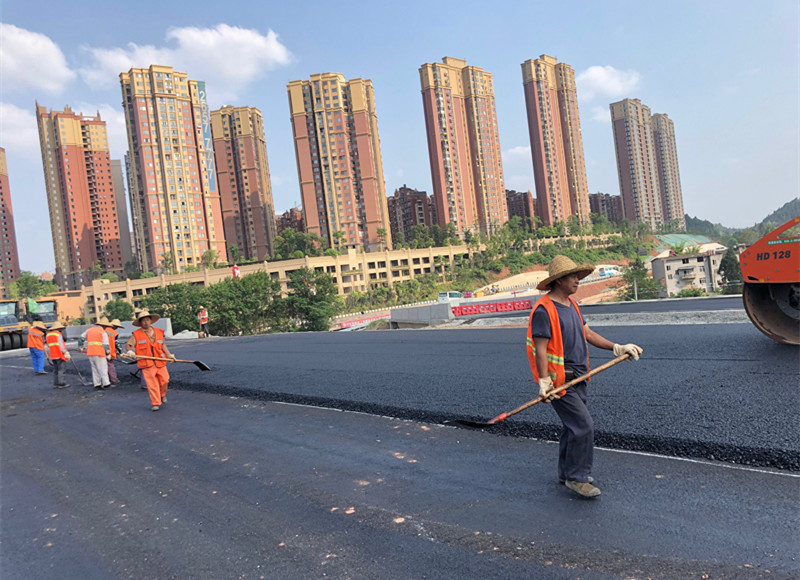 嬌子大道西延線(xiàn)建設項目瀝青路面完成中下面層施工