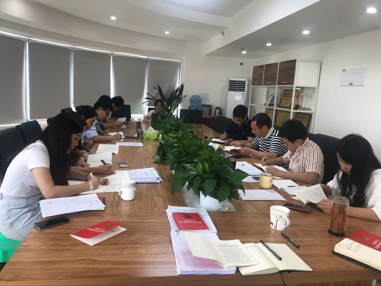 公路分公司黨支部深入學(xué)習《中國共產(chǎn)黨黨員教育管理工作條例》