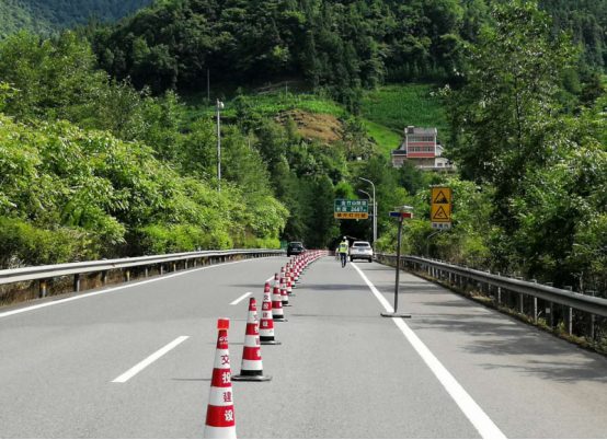 G65包茂高速達陜路金竹山隧道上行路面抗滑處治工程正式進(jìn)場(chǎng)施工