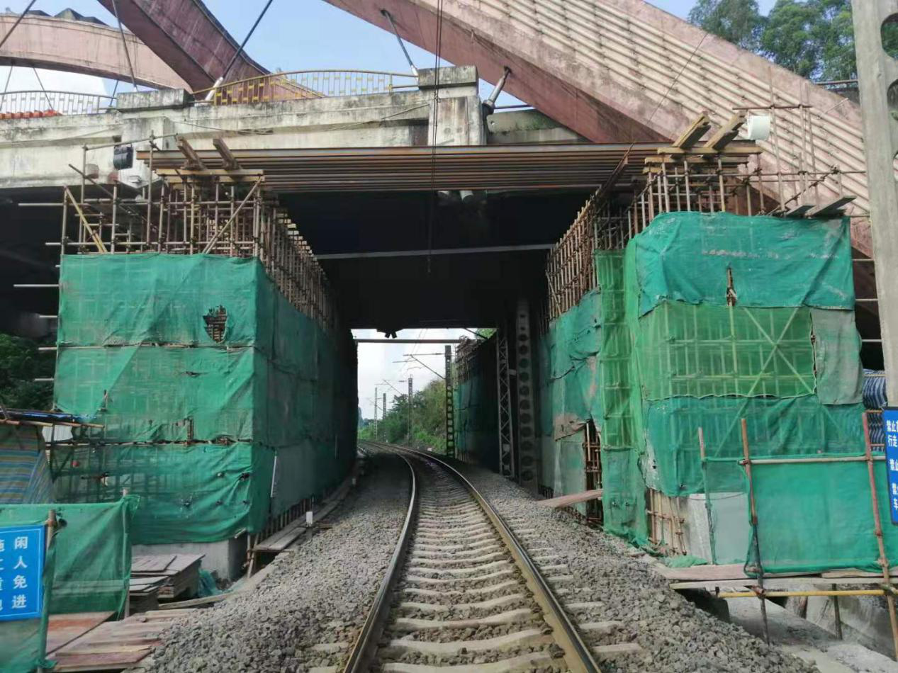 成渝高速公路內江提籃拱橋改造工程進(jìn)入涉鐵部分關(guān)鍵施工階段