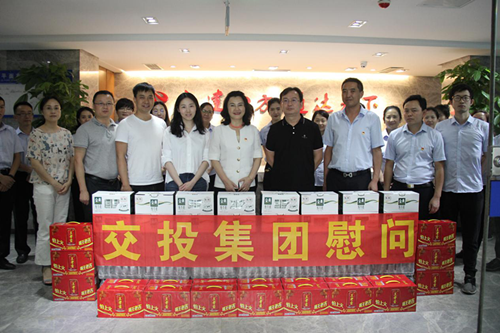 集團公司黨委委員、職工董事、工會(huì )主席彭洪赴公司路面分公司開(kāi)展“不忘初心、牢記使命”主題教育調研暨“送清涼”活動(dòng)