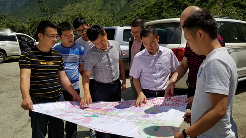 集團公司建管部副部長(cháng)江勇順同志一行調研指導瀘石高速前期籌備工作 1_副本.jpg