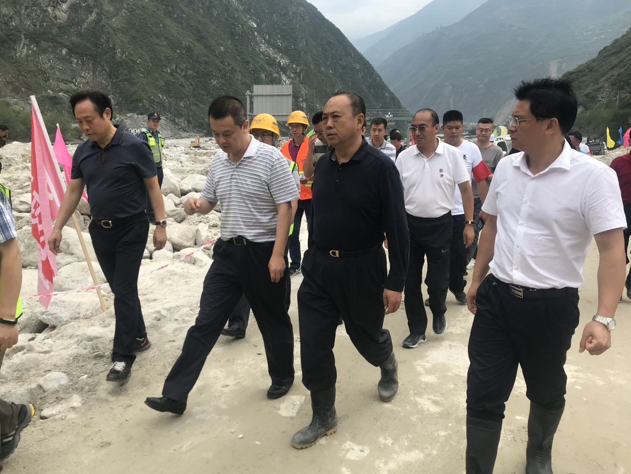 阿壩州委書(shū)記劉坪赴都汶高速公路“8.20”泥石流災害應急搶險工程現場(chǎng)調研指導工作