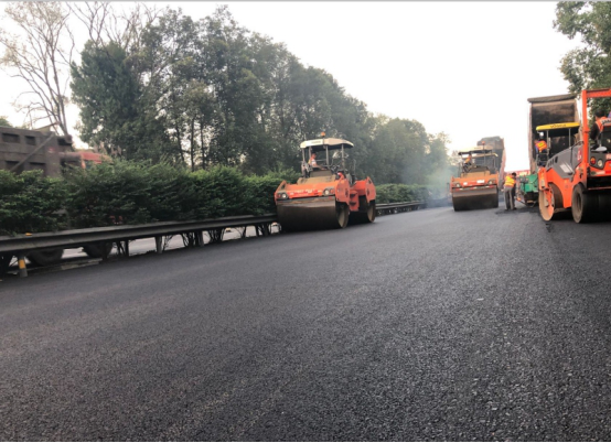 達渝、鄰墊路路面病害整治工程達渝一二期行車(chē)道SMA-13瀝青砼罩面和應急車(chē)道熱再生AC-20C加鋪試驗段順利鋪筑