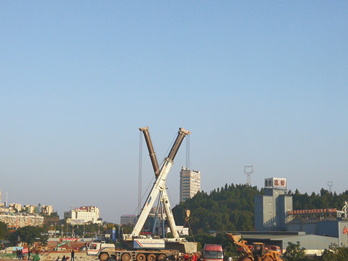 嬌子大道西延線(xiàn)跨線(xiàn)橋成功實(shí)施第三階段小箱梁吊裝