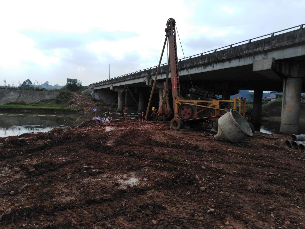 成樂(lè )高速擴容建設項目E2標段金牛河大橋順利完成首根樁基澆筑