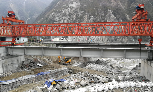 都汶高速公路“8.20”泥石流災害應急搶險工程板子溝大橋左線(xiàn)災害恢復重建工程預應力T梁架設完成