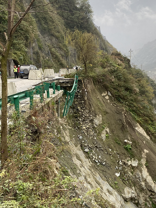 G213線(xiàn)映秀至汶川段一碗水路基垮塌應急搶險工程正式進(jìn)場(chǎng)