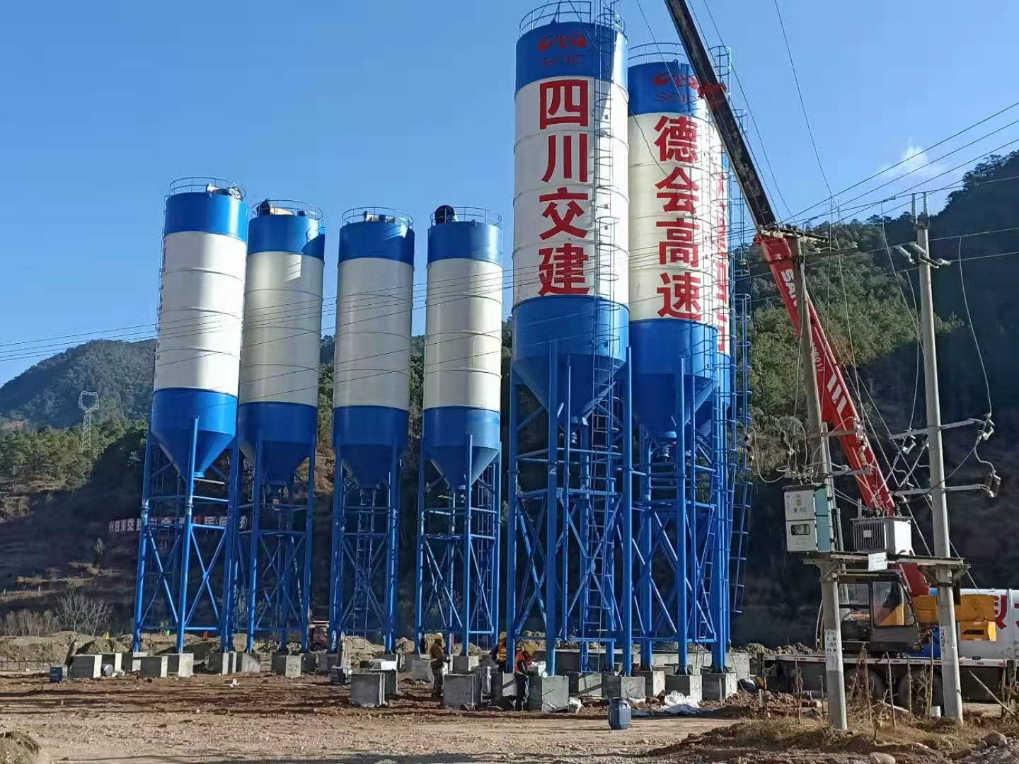 創(chuàng  )智慧工地 鑄品質(zhì)德會(huì ) ——公司德會(huì )項目成功安裝智慧拌合站粉罐