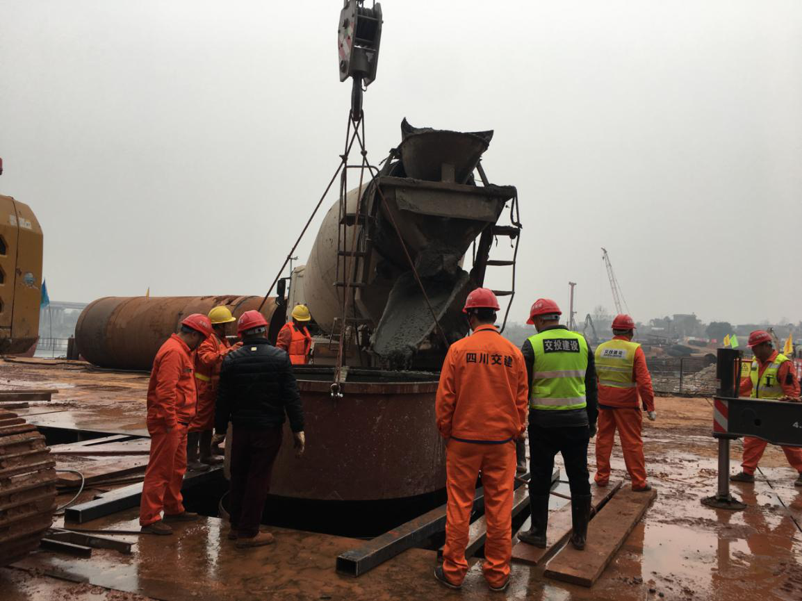成樂(lè )高速擴容建設項目青衣江大橋順利完成水上施工平臺首根樁基澆筑.png
