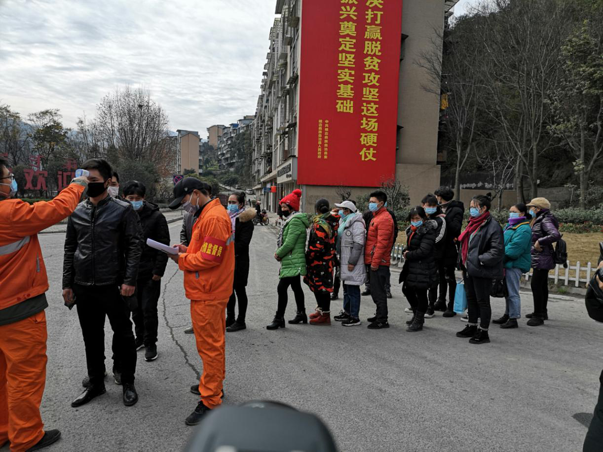返崗民工提供身份證及健康證明，依次排隊測量體溫，并作登記，確認無(wú)誤后登車(chē)2.png