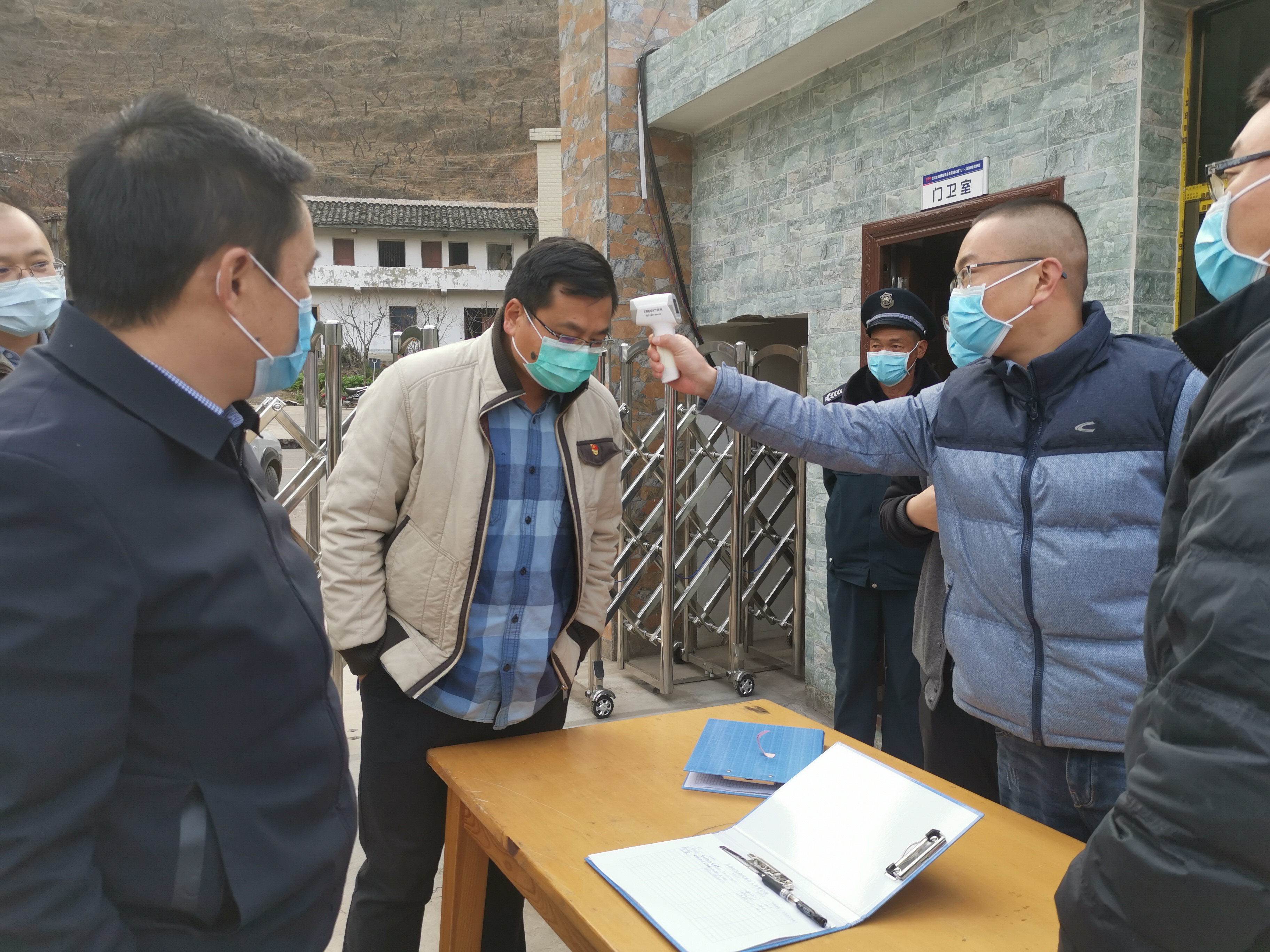 涼山州副州長(cháng)肖春赴德會(huì )高速項目駐地 視察疫情防控及復工工作