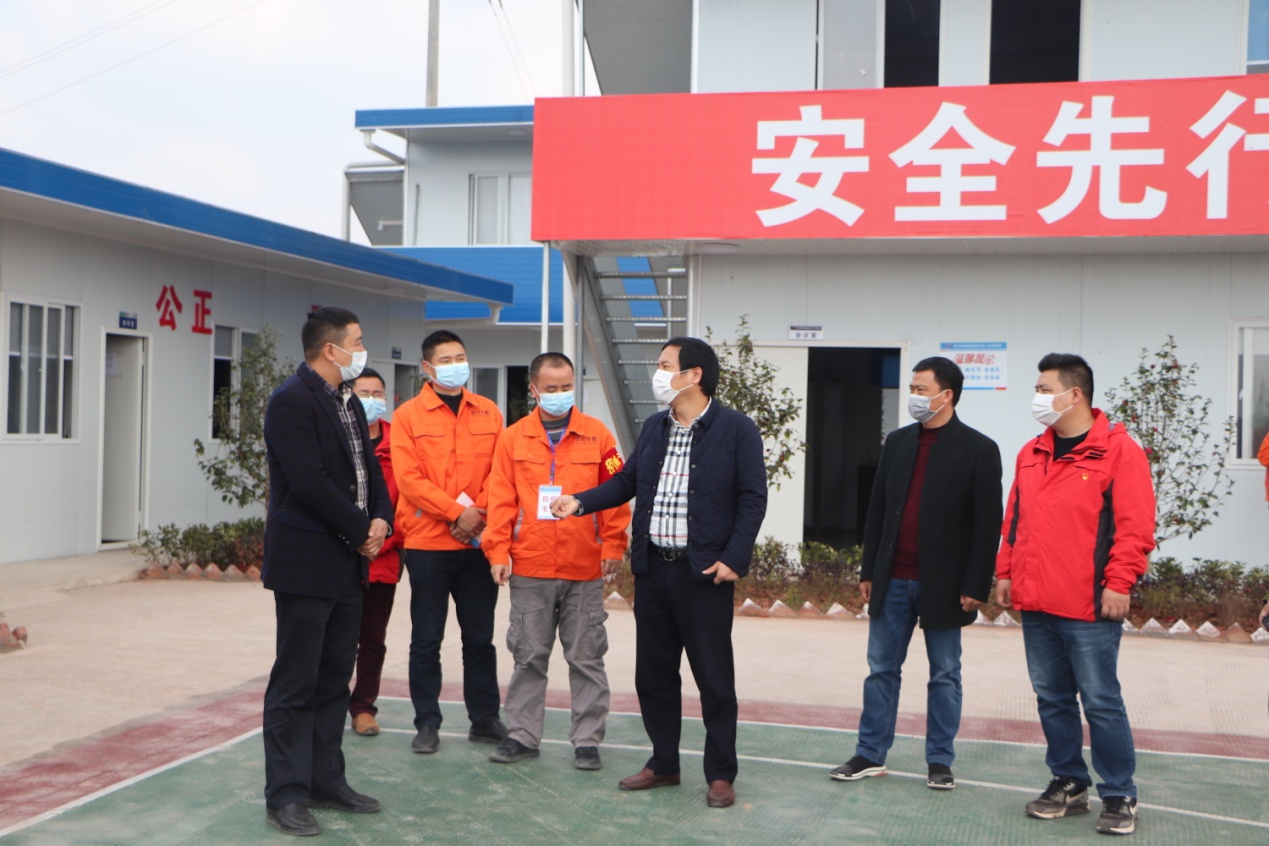 公司黨委委員、紀委書(shū)記張忠勇“四不兩直”深入成宜路基、路面項目檢查防疫生產(chǎn)工作