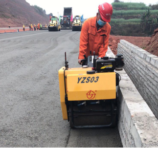 公司成宜ZCB4-LM1項目率先采用 手扶式單鋼輪壓路機進(jìn)行邊部壓實(shí)