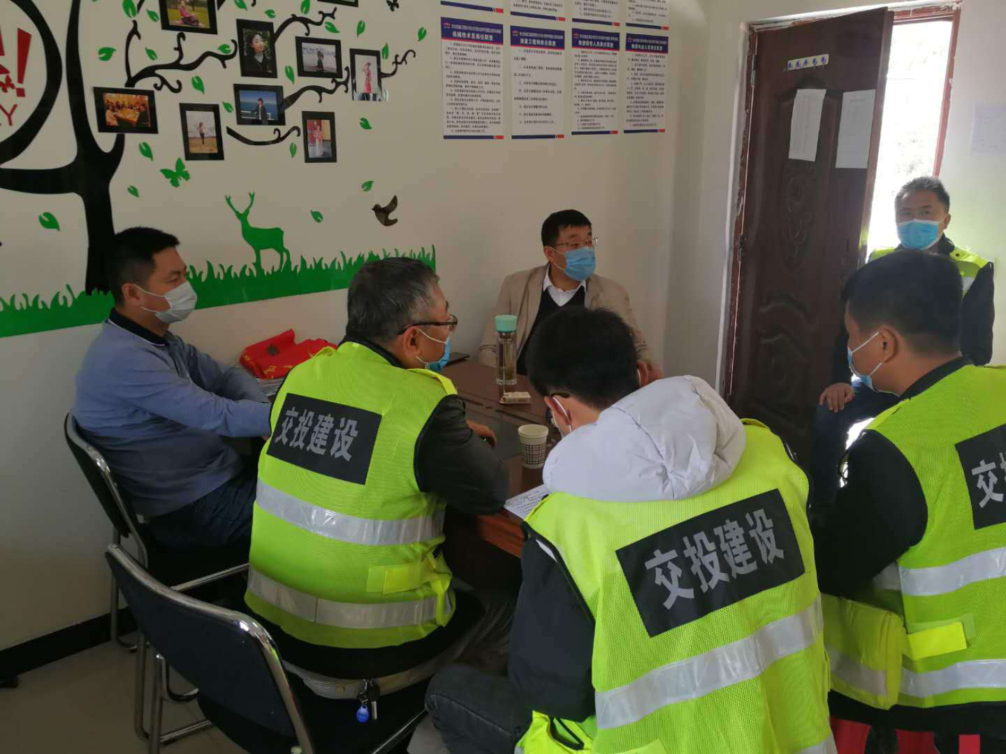 公司黨委委員、副總經(jīng)理何騰一行赴都汶高速督導檢查疫情防控及工程推進(jìn)情況