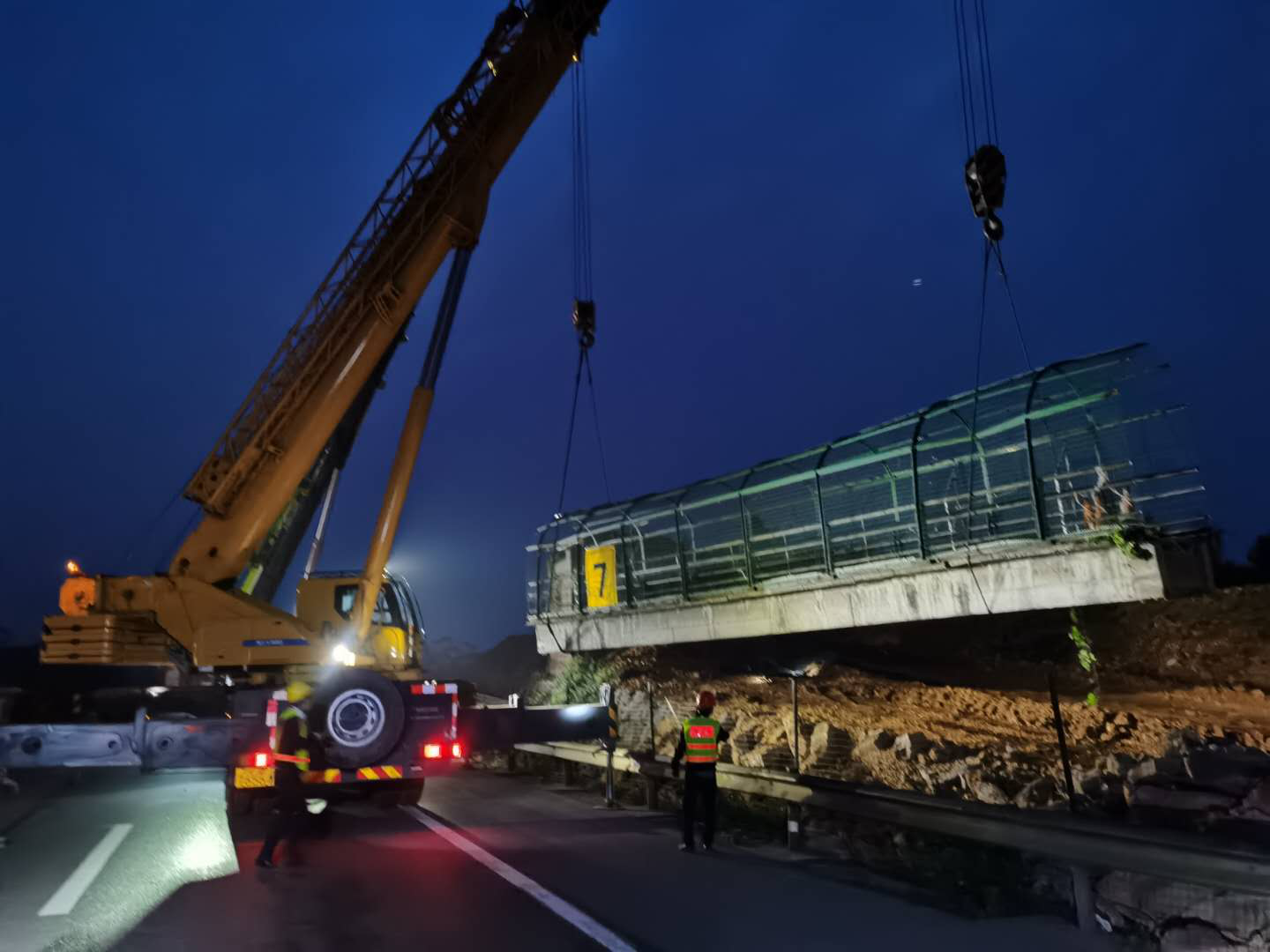 成樂(lè )高速擴容建設E2-SG1項目正式啟動(dòng)第一批次 天橋同步拆除施工