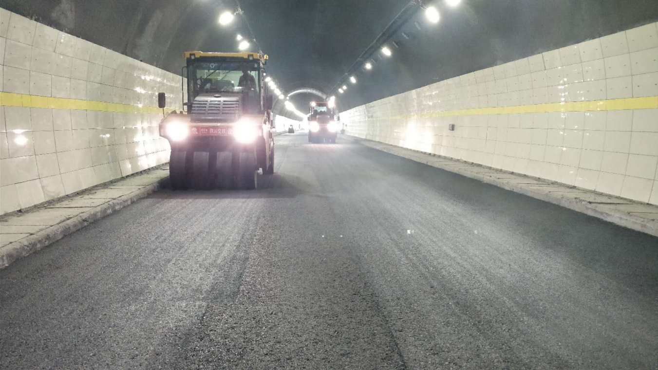 都汶高速紫坪鋪隧道底鼓病害應急 搶險工程開(kāi)始瀝青油面鋪筑