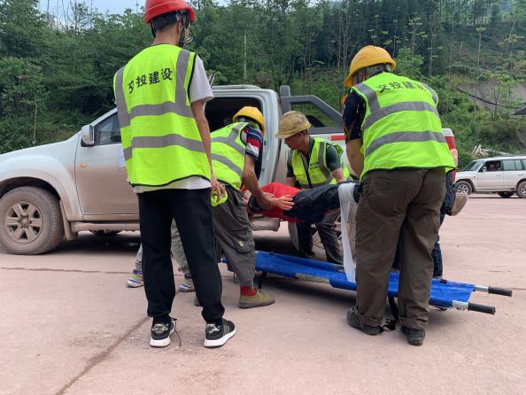 隧道發(fā)生“險情”人員逃出到安全區，啟動(dòng)應急預案并上報情況2.jpg