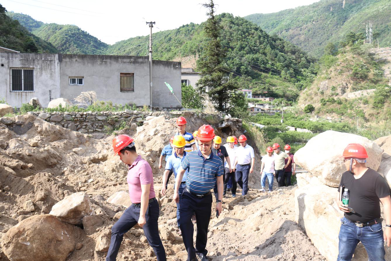 公司黨委委員、監事、工會(huì )主席鄭植調研指導瀘石高速公路施工現場(chǎng)工作