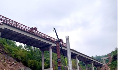 公司仁沐新LJ22標廖灣大橋右線(xiàn)順利貫通