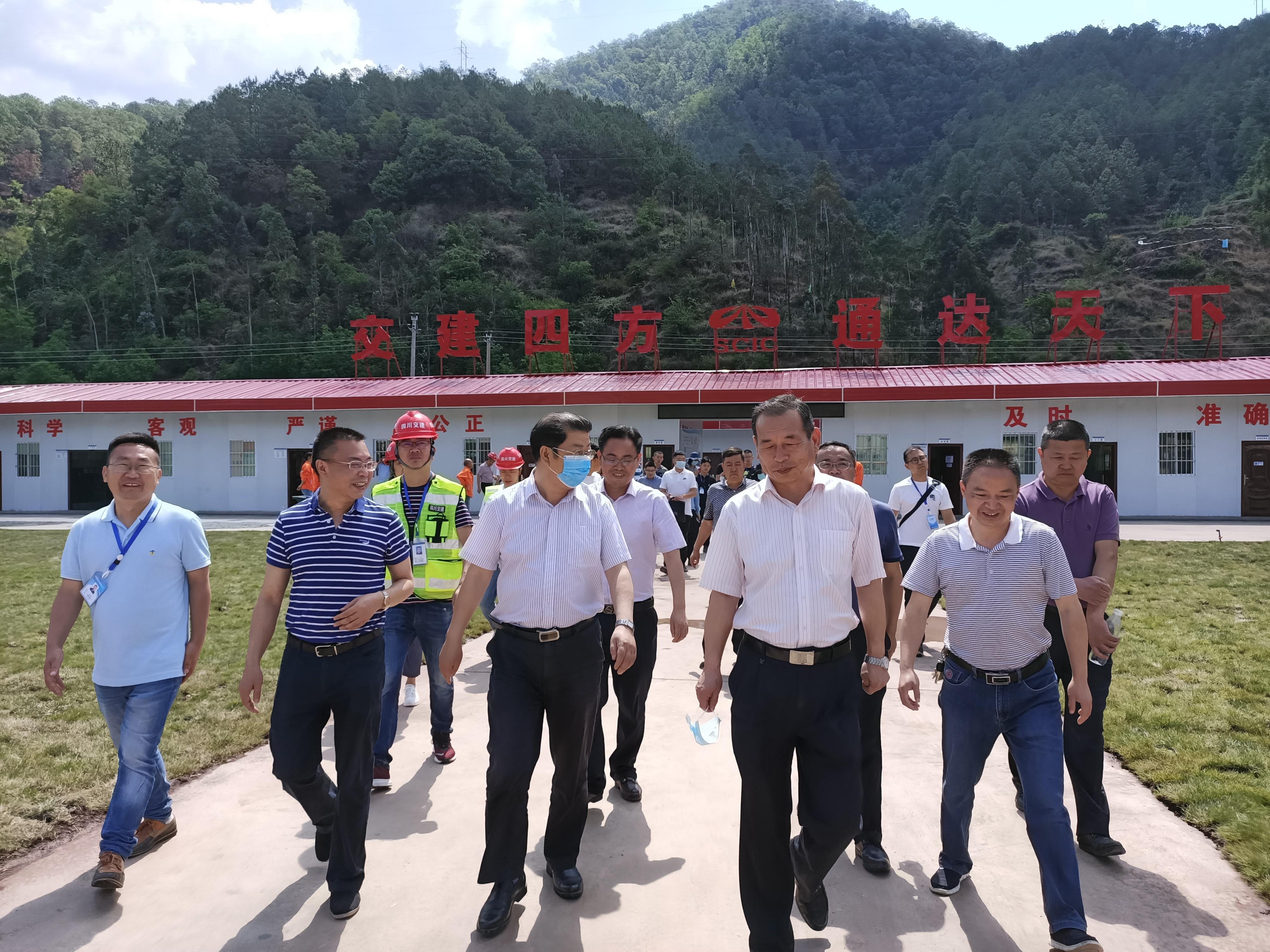 涼山州常務(wù)副州長(cháng)蔣剛調研德會(huì )TJ1-3項目部K48智慧場(chǎng)站.jpg