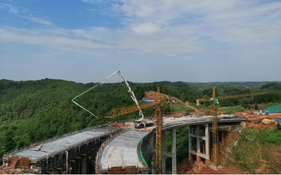 隆興互通B匝道1＃大橋、A匝道中橋現澆箱梁澆筑順利完成.jpg