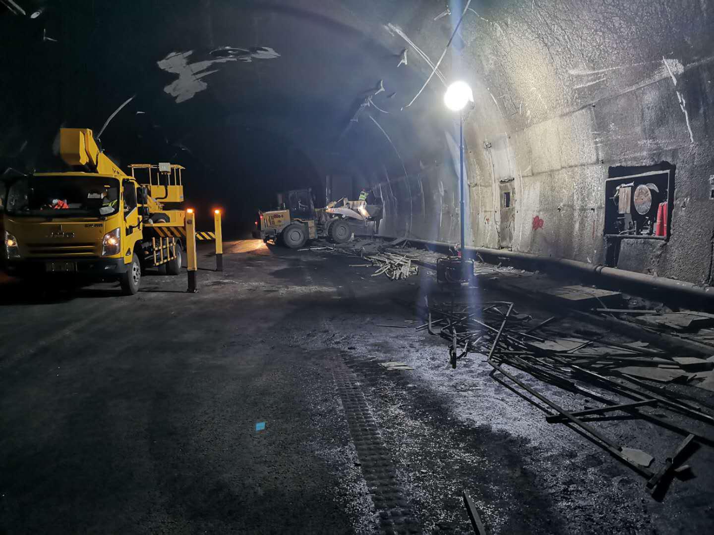 都汶高速龍溪隧道受損，公司立即啟動(dòng)應急搶險工作