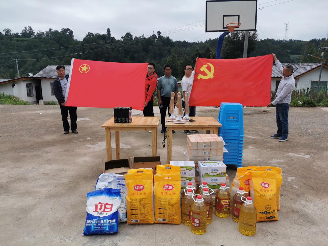 志愿者抵達涼山州昭覺(jué)縣比爾鄉俄爾阿莫村.jpg