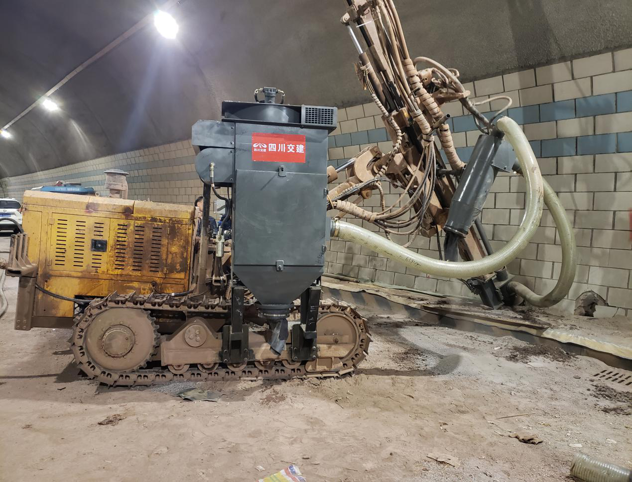 運用新技術(shù)  綠色又環(huán)保 —廣巴高速王家山隧道病害處治工程應用鉆孔吸塵新技術(shù)