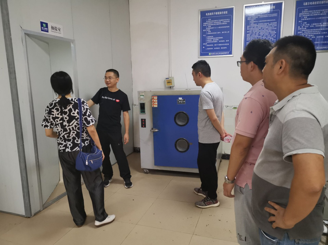 四川省交通運輸廳工程質(zhì)量監督局到檢測公司成宜高速SY1監理試驗室進(jìn)行半年綜合檢查