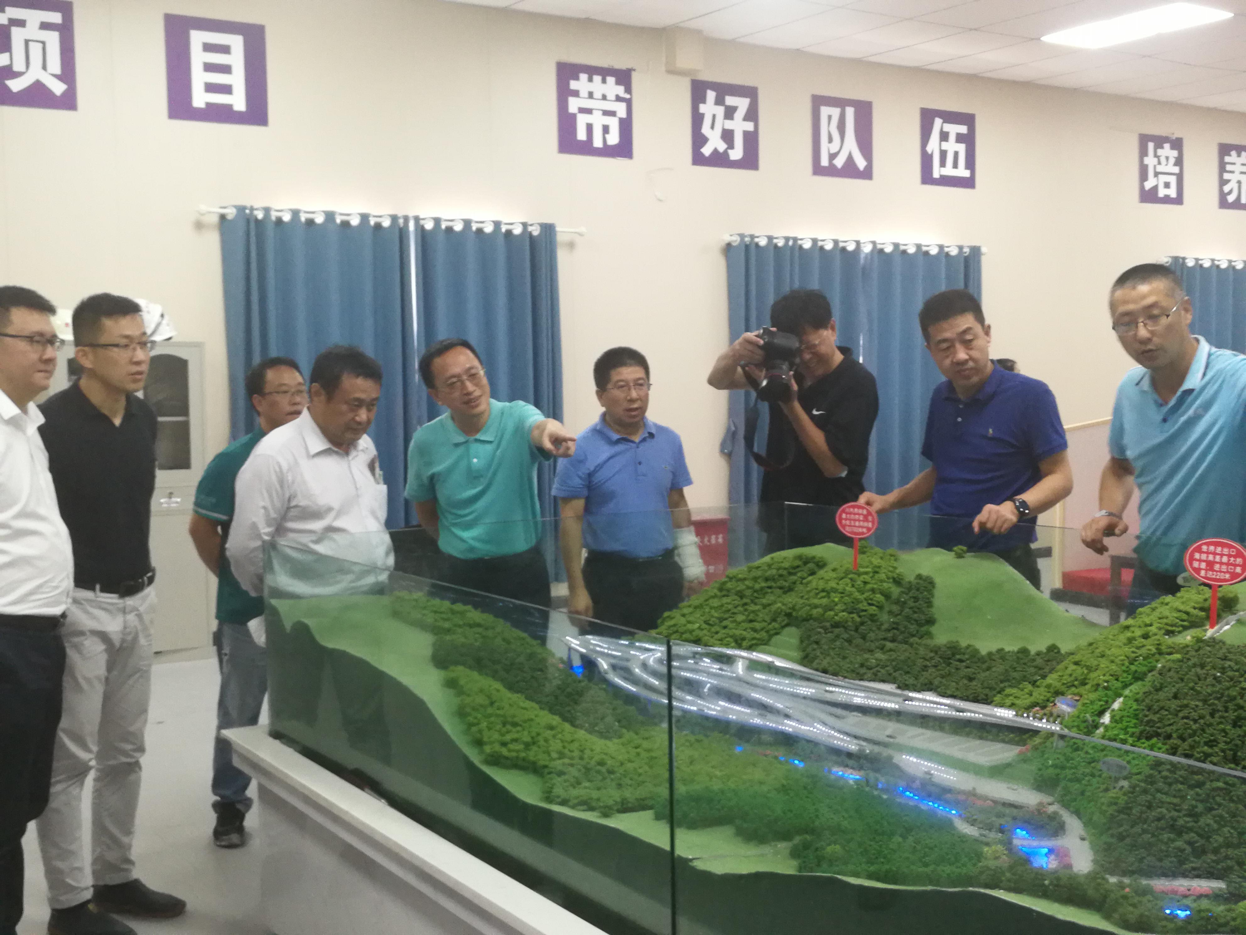 交通運輸部公路科學(xué)研究院院長(cháng)張勁泉赴雅葉高速康定過(guò)境段視察調研