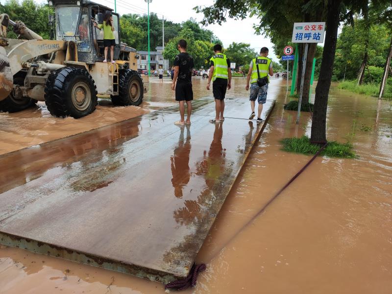 激流勇進(jìn)疏水系 多措并舉保平安  —四川交投建設成樂(lè )擴容項目積極投身地方搶險救援工作