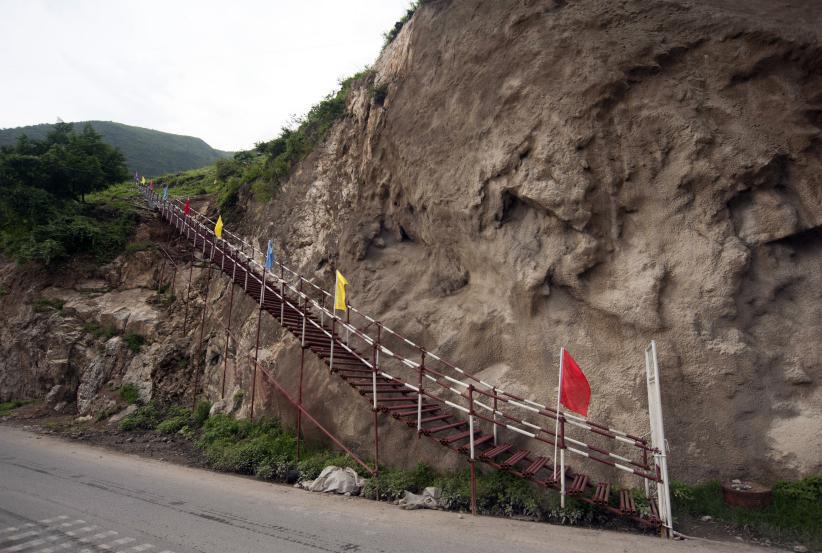 金沙江畔，懸崖峭壁之上架起一條靚麗的 人行棧道